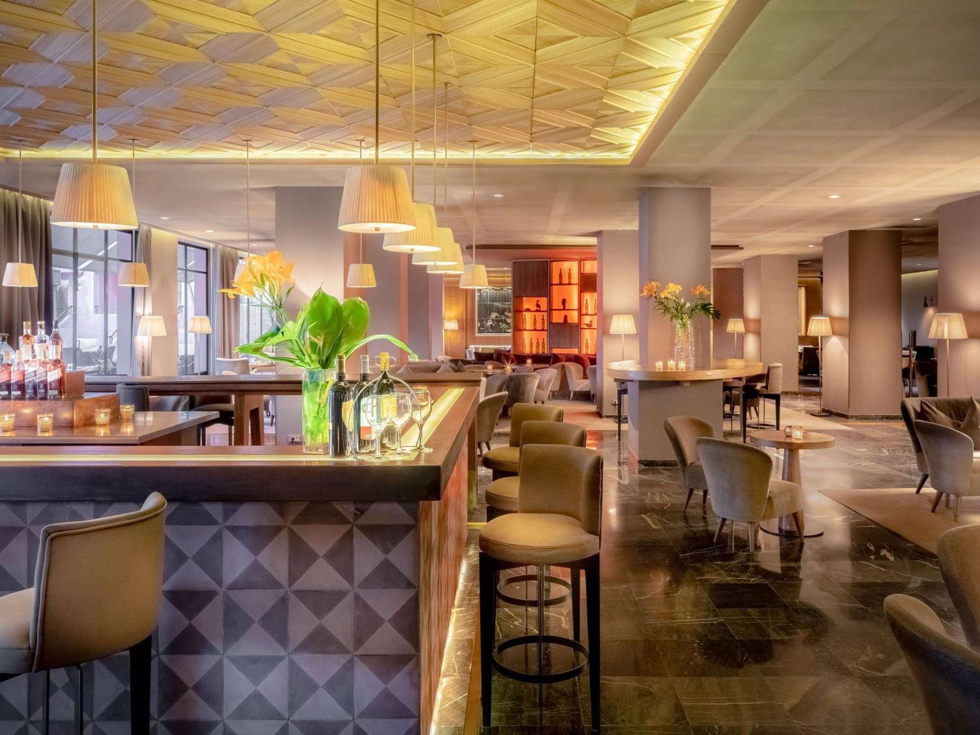 Sofitel Marrakech Palais Imperial & Spa Маракеш Екстериор снимка The bar at the hotel