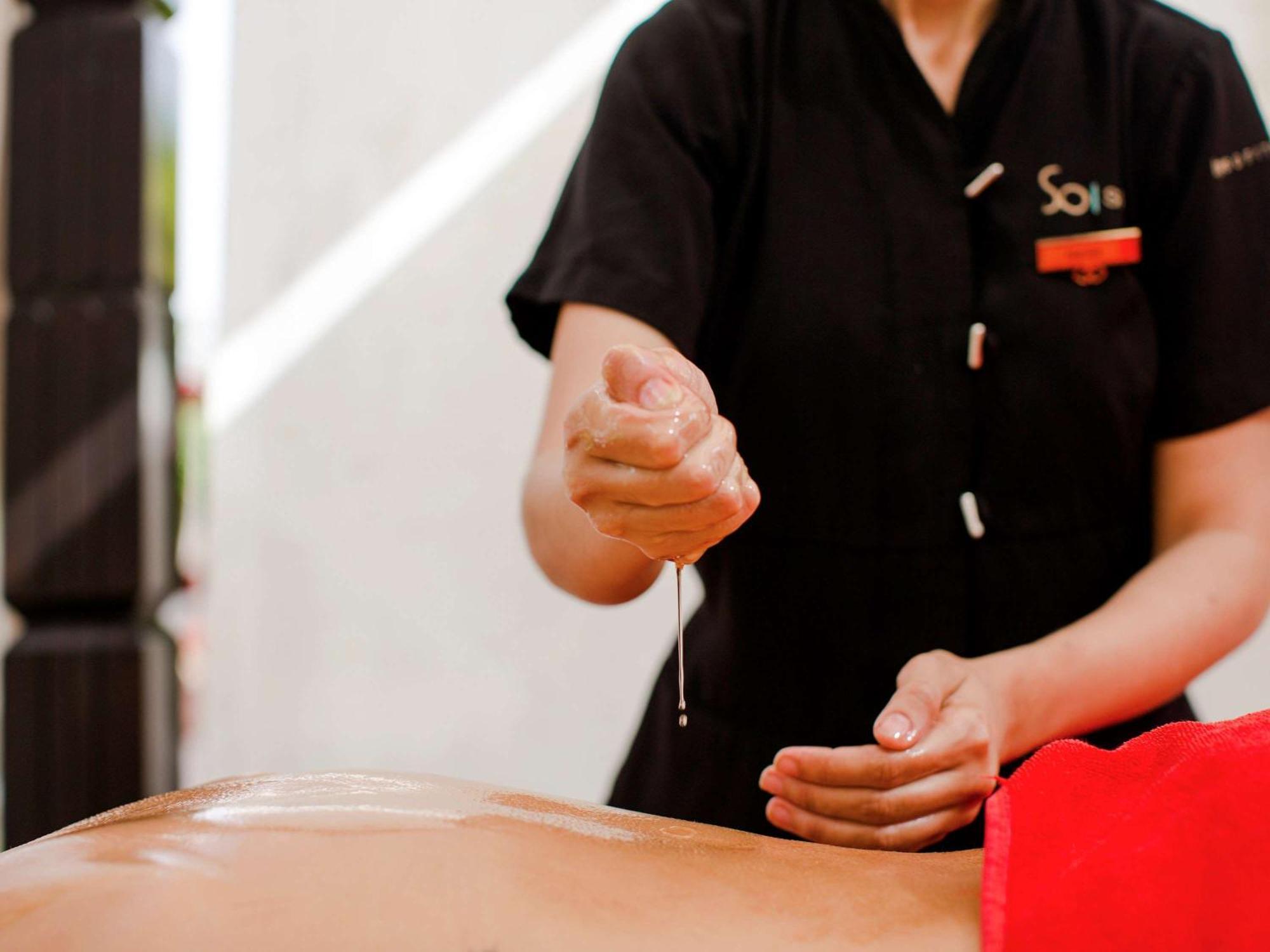 Sofitel Marrakech Palais Imperial & Spa Маракеш Екстериор снимка Acupuncturist preparing to tap needle into skin