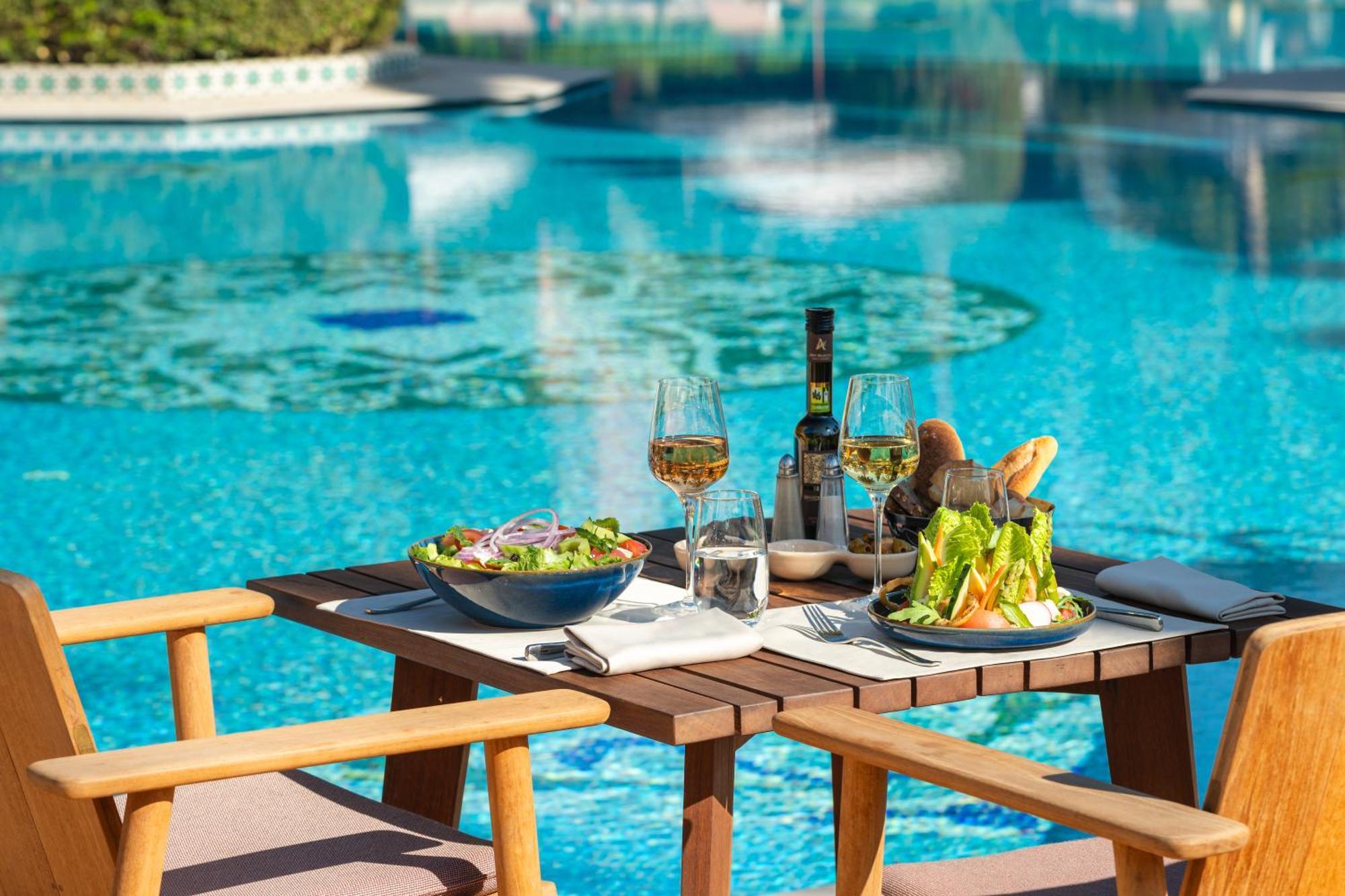 Sofitel Marrakech Palais Imperial & Spa Маракеш Екстериор снимка Poolside dining at the hotel